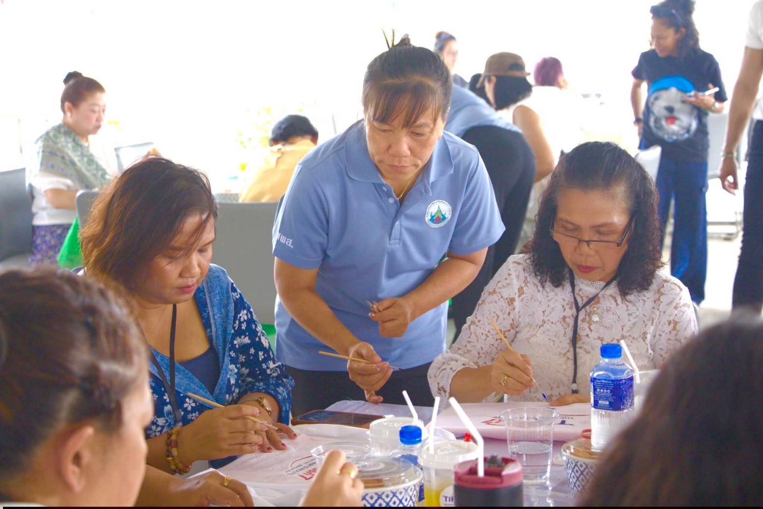 title - ผอ.ศพส. ห้การต้อนรับ คณะผู้บริหาร พนักงาน และสื่อมวลชน จาก บริษัท ทิพยประกันภัย จำกัด (มหาชน) พร้อมนำคณะเข้าเยี่ยมชมนิทรรศการสืบสาน สายธาร สร้างงาน หัตถศิลป์ ณ ศูนย์ส่งเสริมและพัฒนาอาชีพเสริมนอกภาคการเกษตร (ศูนย์ศิลปาชีพ บางไทรฯ (เดิม)) 